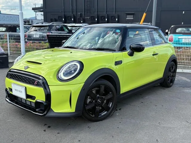 MINI MINI COOPER S PREMIUM PLUS PACKAGE CLASSIC TRIM 2023 — фото 1, купить с доставкой в Москву