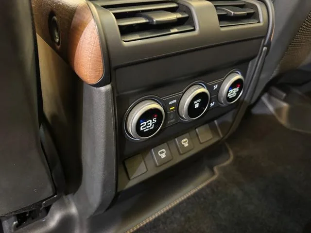 Land Rover Defender 110X D300 2024 — миниатюра 3