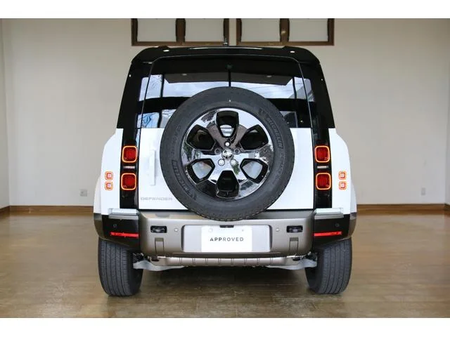 Land Rover Defender 110X-DYNAMIC SE P300 2024 — миниатюра 2