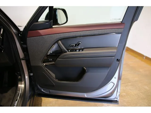 Land Rover Range Rover Sport DYNAMIC SE P550E 2025 — миниатюра 4