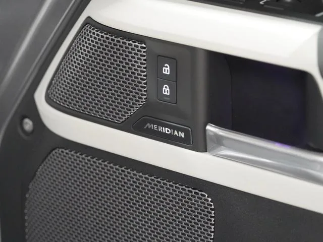 Land Rover Defender 90X-DYNAMIC SE D300 2024 — миниатюра 2