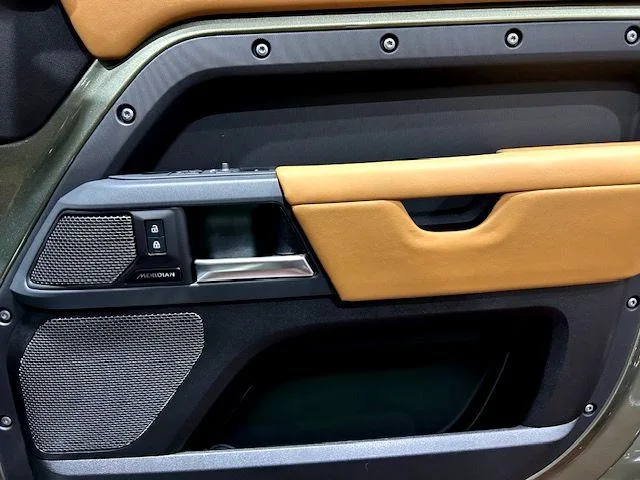 Land Rover Defender 110X-DYNAMIC HSE D300 2023 — миниатюра 3