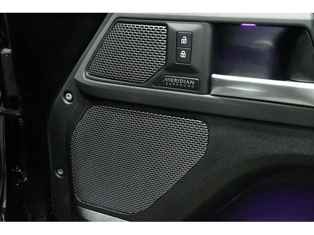 Land Rover Defender 110X D300 2022 — миниатюра 3