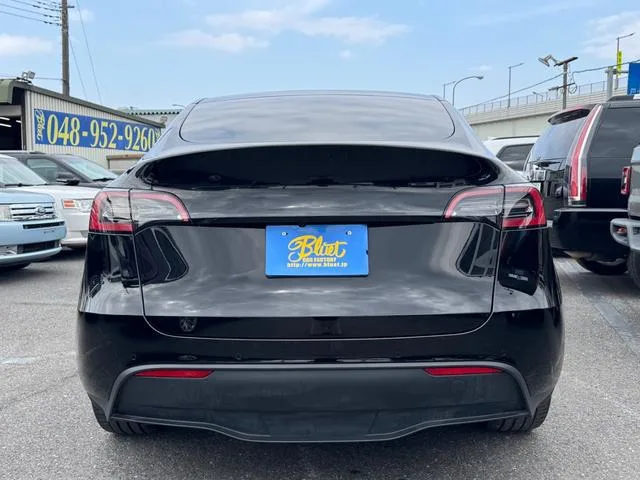 Tesla Model Y 2022 — миниатюра 2