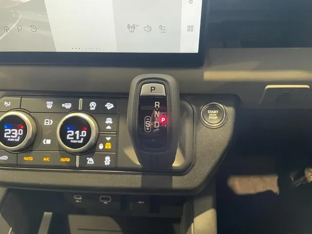 Land Rover Defender 110X-DYNAMIC HSE D300 2023 — миниатюра 3