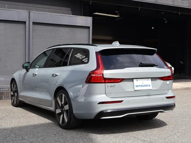 Volvo V60 RECHARGE ULTIMATE T6 AWD PLUGIN HYBRID 2024 — миниатюра 3
