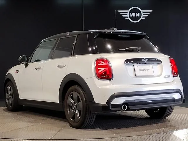 MINI MINI COOPER PREMIUM PLUS PACKAGE CLASSIC TRIM 2023 — миниатюра 2