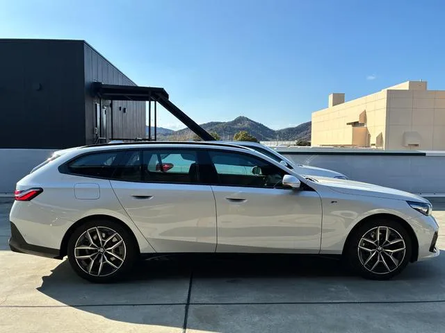 BMW 5 Series 523i TOURING M-SPORT 2025 — миниатюра 2