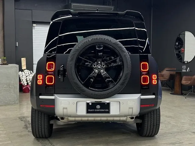 Land Rover Defender 110 EASTNOR DARK EDITION 2023 — миниатюра 4