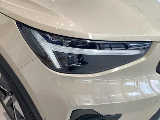 Volvo XC40 ULTRA B4 AWD DARK EDITION 2025 — миниатюра 5