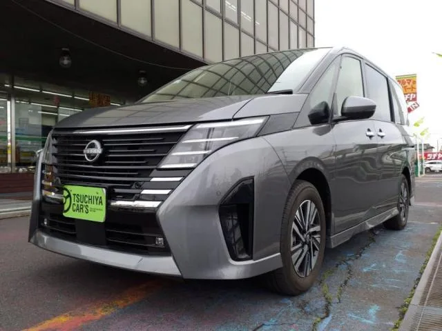 Nissan SERENA E-POWER HIGHWAY STAR V 2023 — фото 1, купить с доставкой в Москву