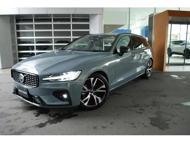 Volvo V60 ULTIMATE B4 DARK EDITION 2023 — фото 1, купить с доставкой в Москву
