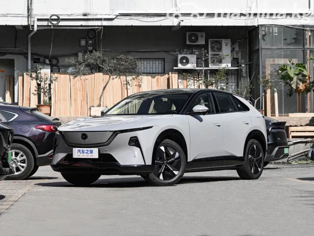 Mazda EZ-60 2025 — фото 1, купить с доставкой в Москву
