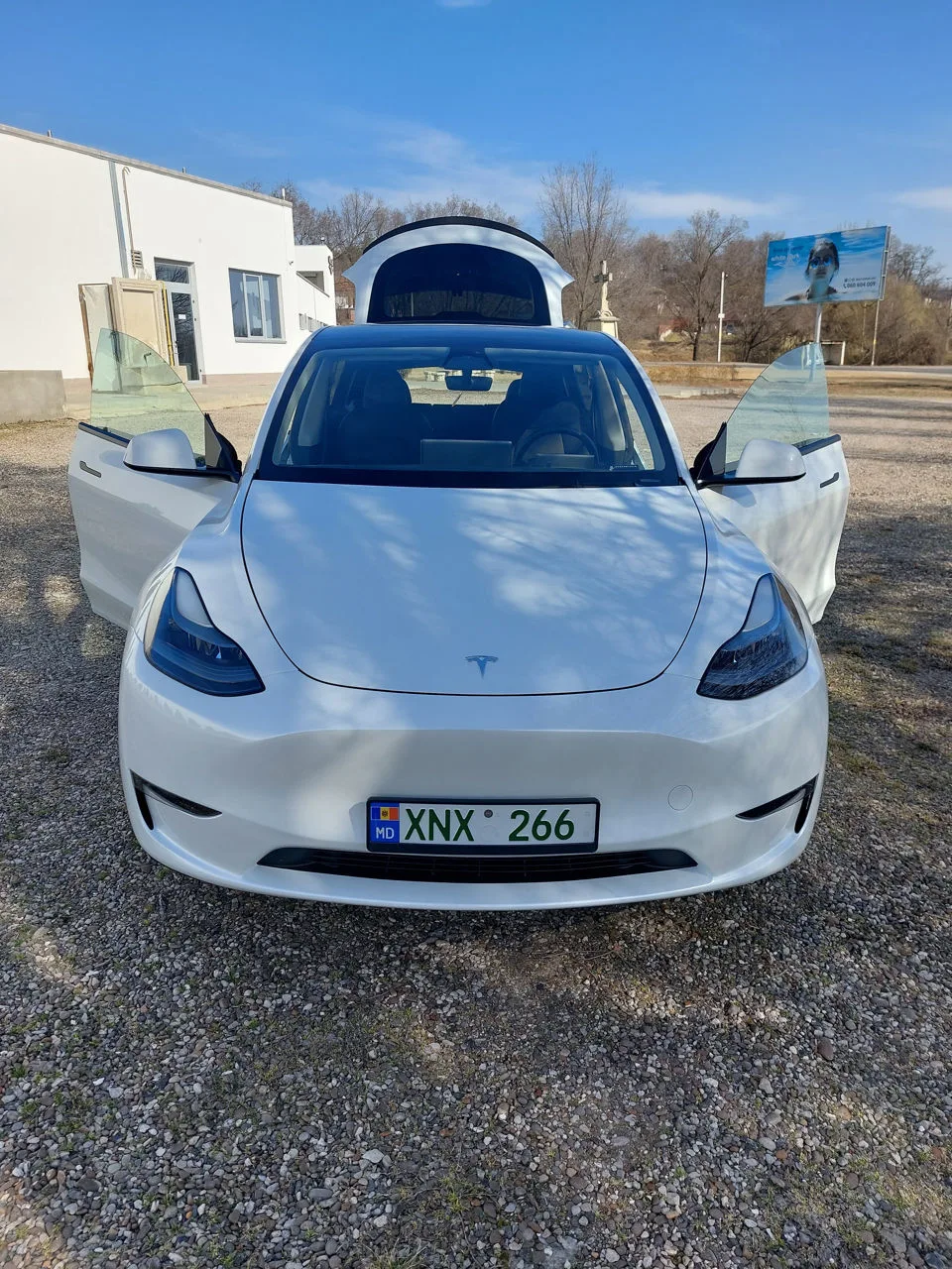 Tesla Model Y 2023 — фото 1, купить с доставкой в Москву