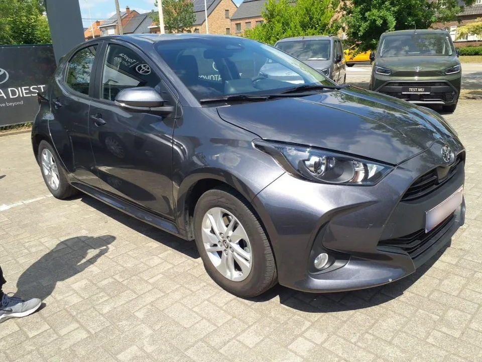 Toyota Yaris 2024 — фото 1, купить с доставкой в Москву
