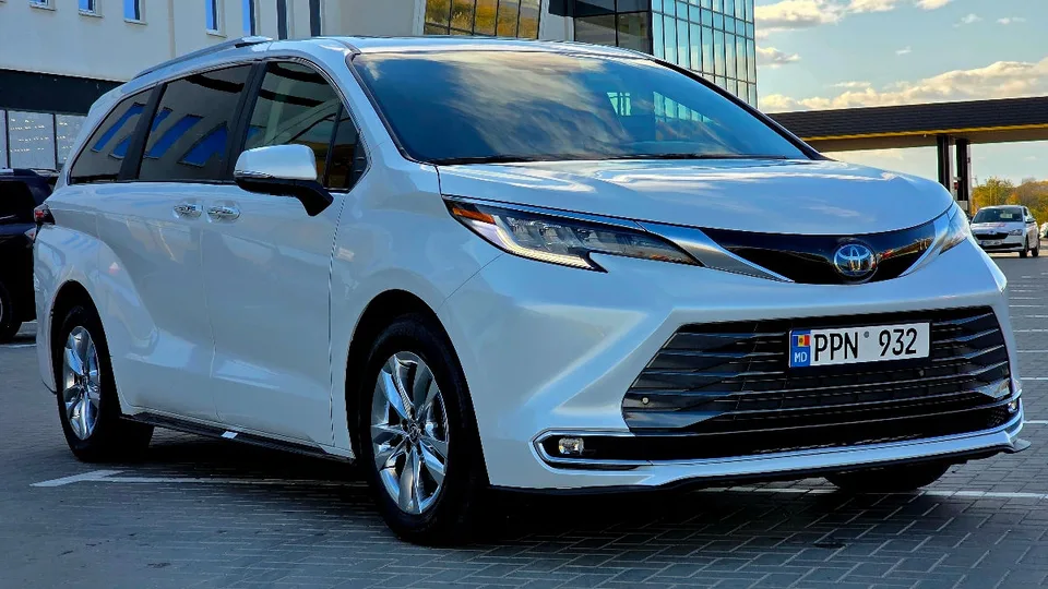 Toyota Sienna 2023 — фото 1, купить с доставкой в Москву
