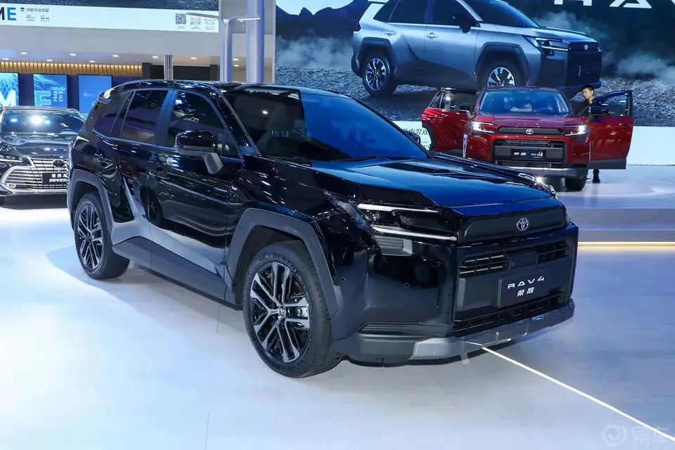 Toyota RAV4 2025 — фото 1, купить с доставкой в Москву