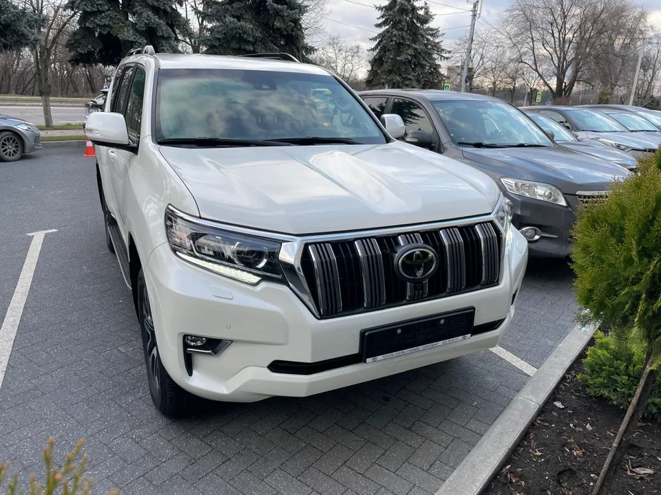 Toyota Land Cruiser Prado 2022 — фото 1, купить с доставкой в Москву