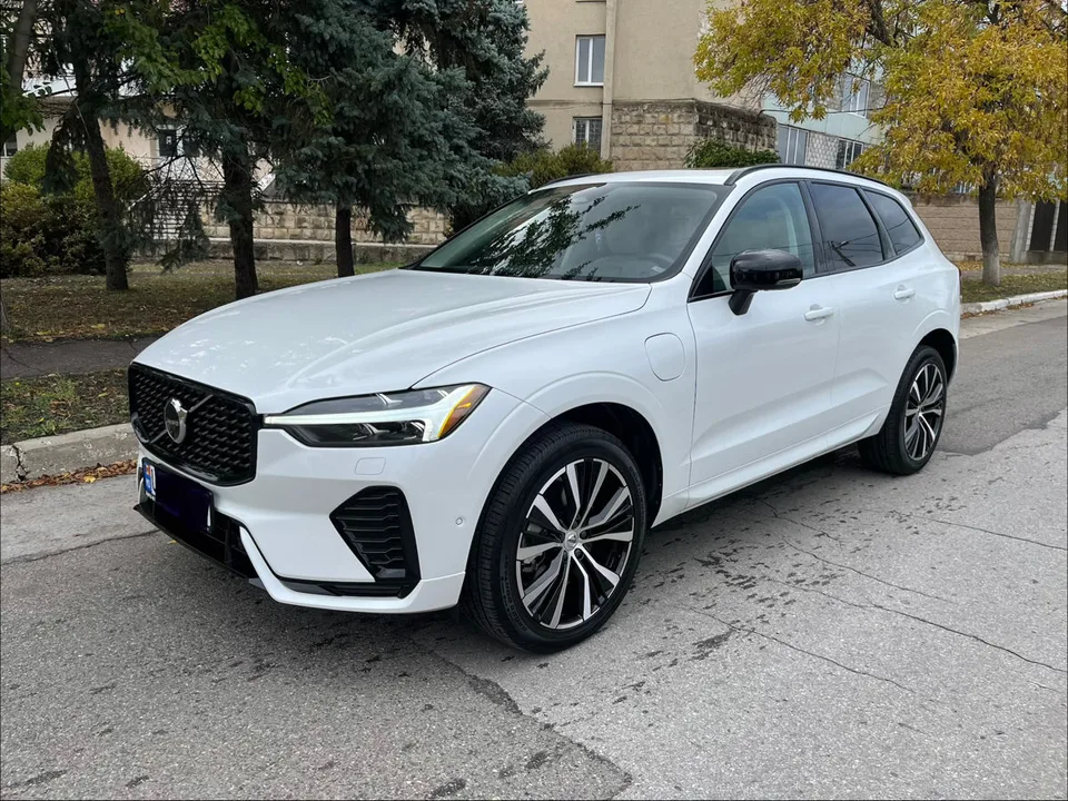Volvo XC60 2023 — фото 1, купить с доставкой в Москву
