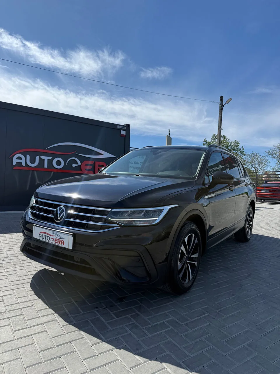 Volkswagen Tiguan 2023 — фото 1, купить с доставкой в Москву