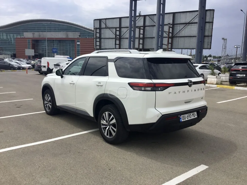 Nissan Pathfinder Platinum 4dr 4x4 Automatic 2022 — миниатюра 4