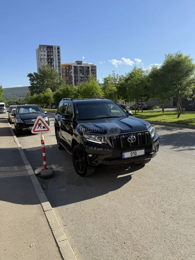 Toyota Land Cruiser Prado 2022 — фото 1, купить с доставкой в Москву