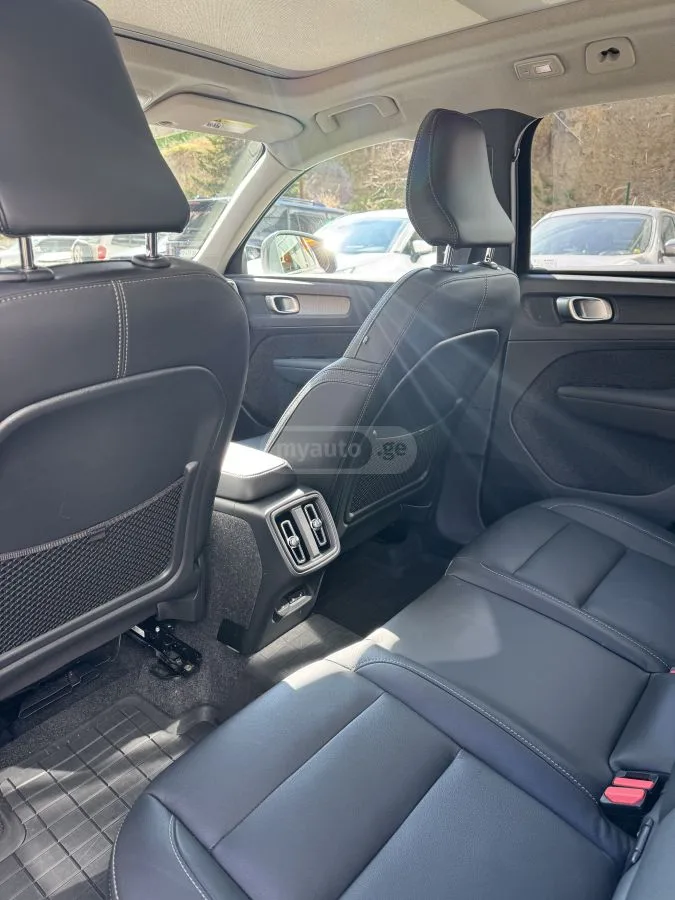 Volvo XC40 Core Hybrid 2025 — миниатюра 3