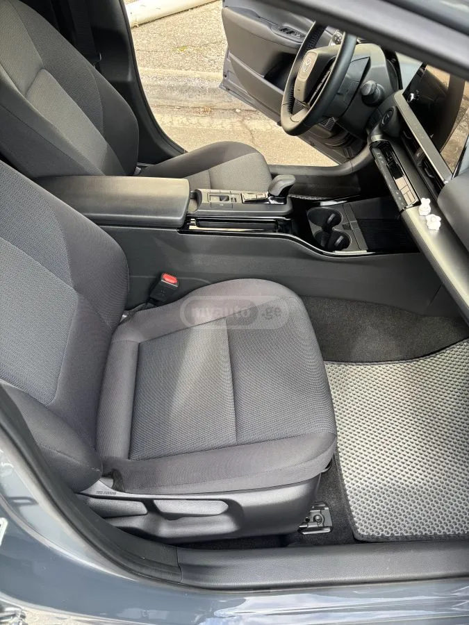Toyota Prius LE 5dr Front-Wheel Drive Hatch 2023 — миниатюра 5