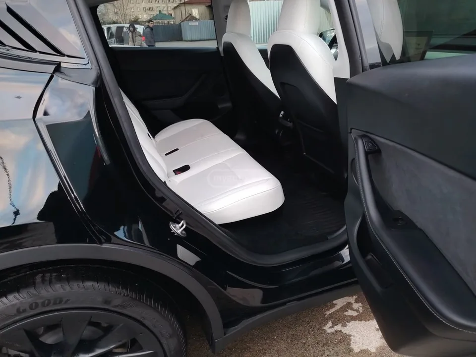 Tesla Model Y 2023 — миниатюра 3