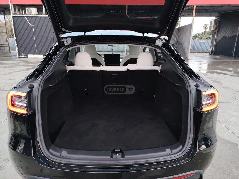 Tesla Model Y 2023 — миниатюра 4