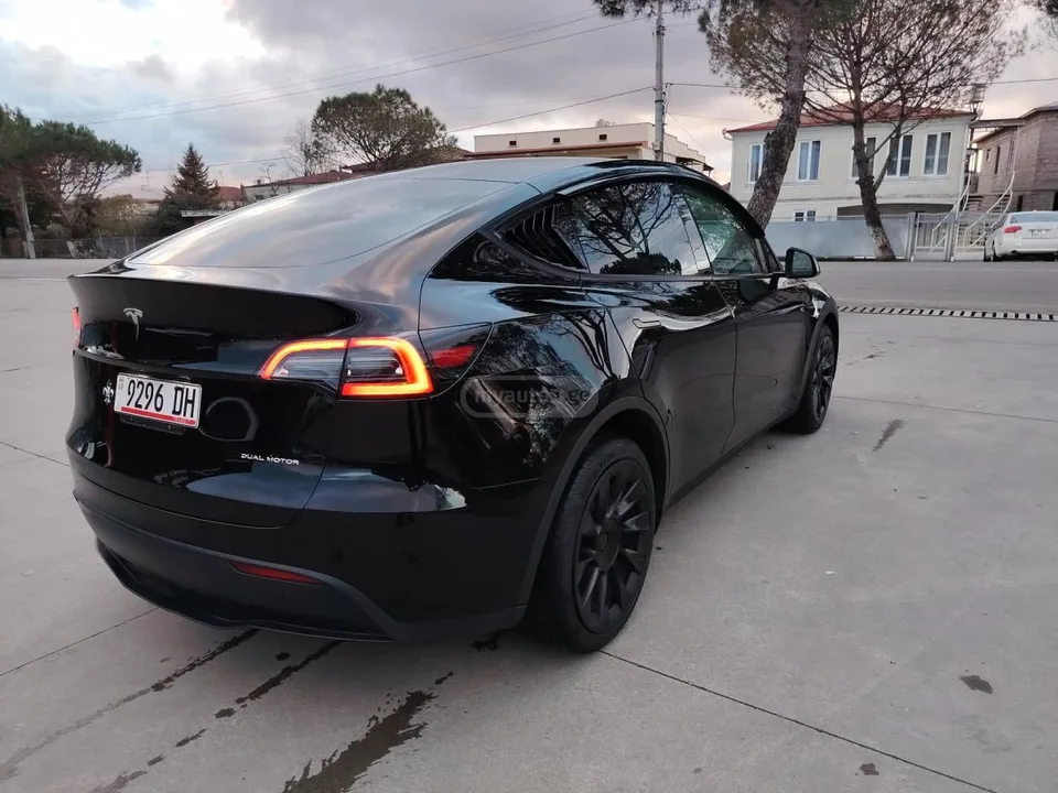 Tesla Model Y 2023 — миниатюра 5