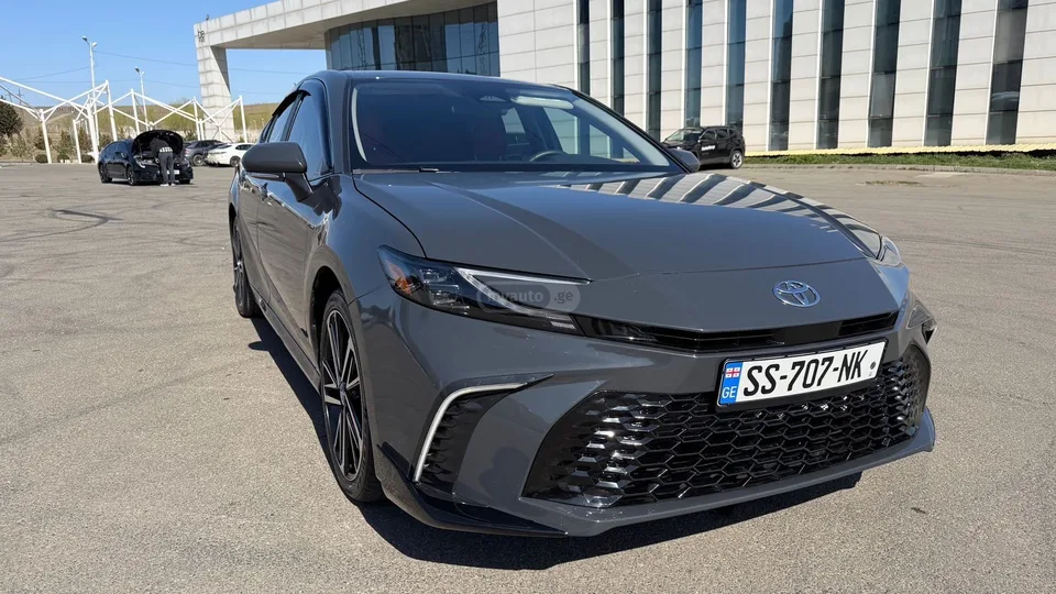 Toyota Camry Base 4dr All-wheel Drive Autom 2025 — миниатюра 3