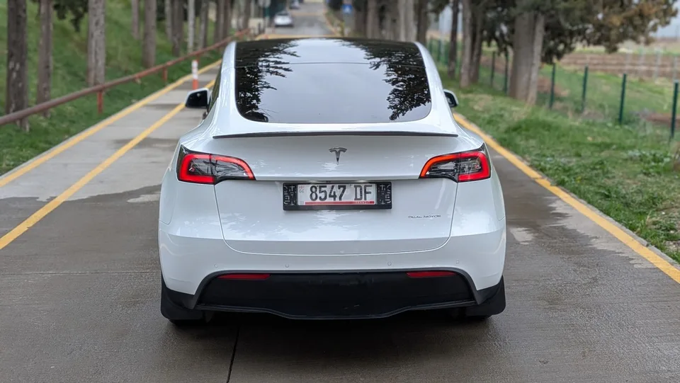 Tesla Model Y 2022 — миниатюра 2