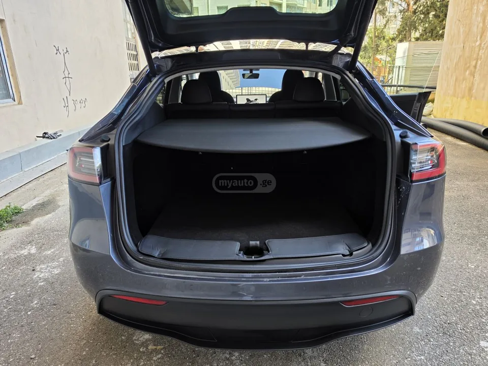 Tesla Model Y 2023 — миниатюра 4