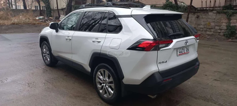 Toyota RAV4 XLE Premium 4dr All-Wheel Driv 2023 — миниатюра 4