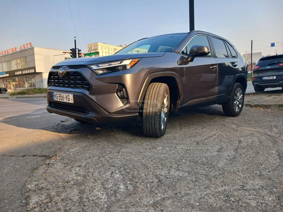 Toyota RAV4 XLE Premium 4dr Front-Wheel Dr 2022 — миниатюра 3
