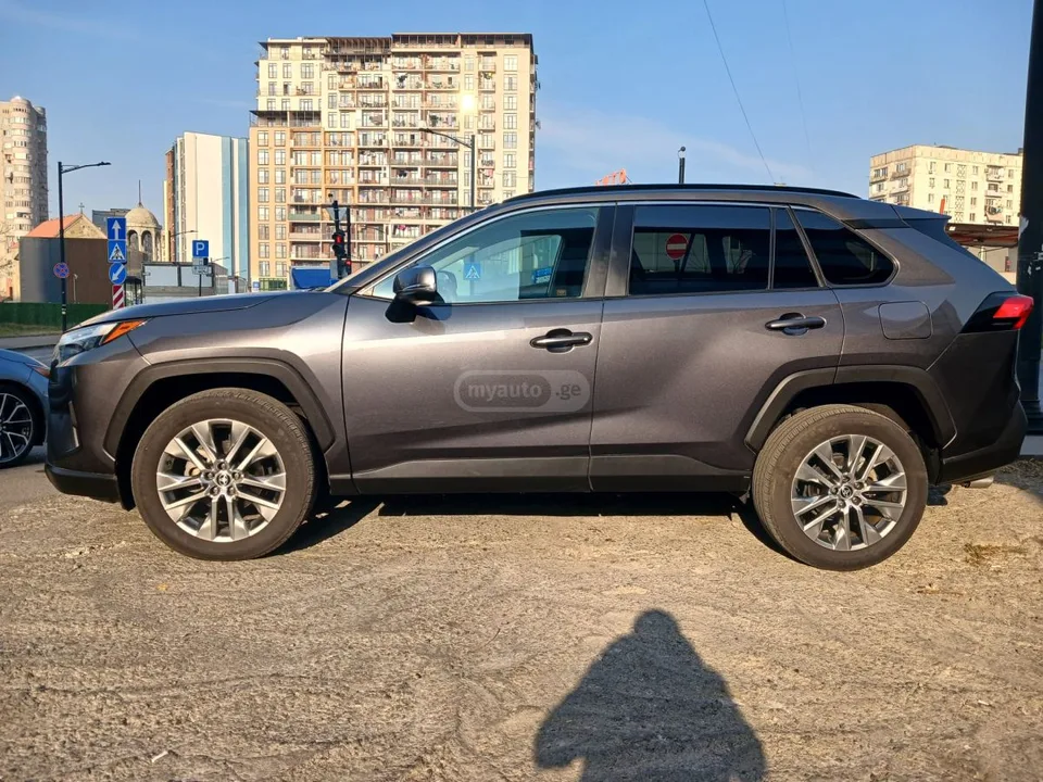 Toyota RAV4 XLE Premium 4dr Front-Wheel Dr 2022 — миниатюра 4