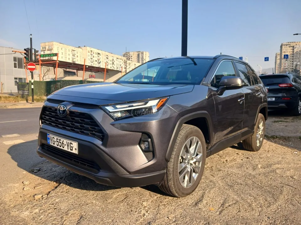 Toyota RAV4 XLE Premium 4dr Front-Wheel Dr 2022 — фото 1, купить с доставкой в Москву