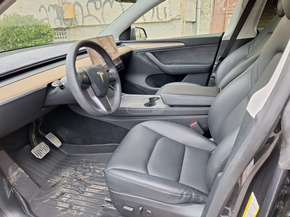 Tesla Model Y 2024 — миниатюра 2