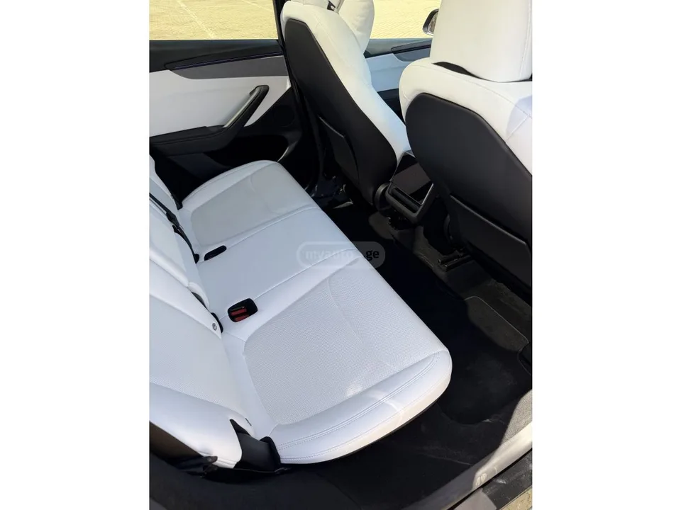 Tesla Model Y 2025 — миниатюра 4