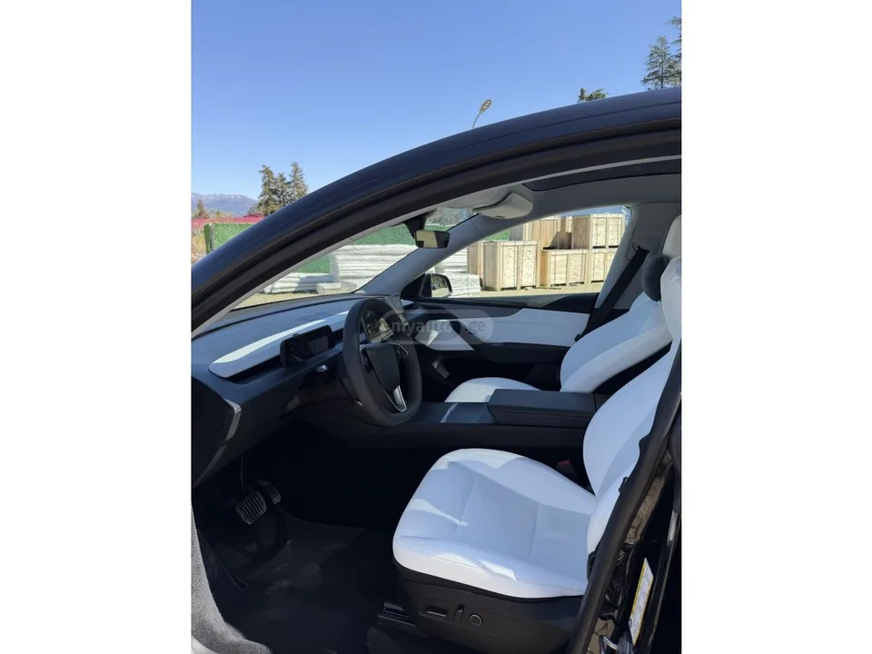 Tesla Model Y 2025 — миниатюра 5