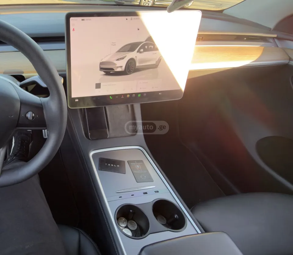 Tesla Model Y 2023 — миниатюра 3