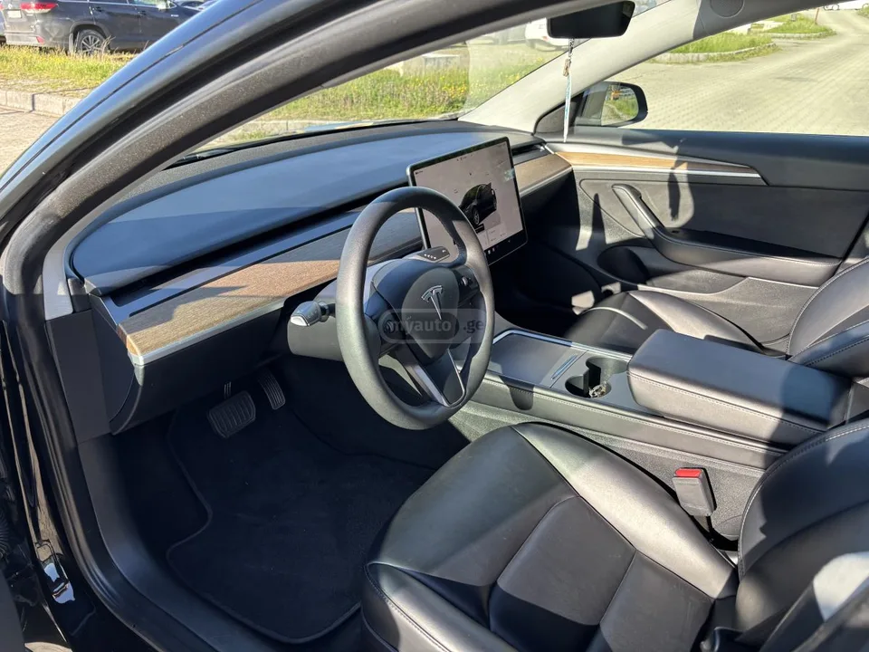 Tesla Model 3 2023 — миниатюра 2