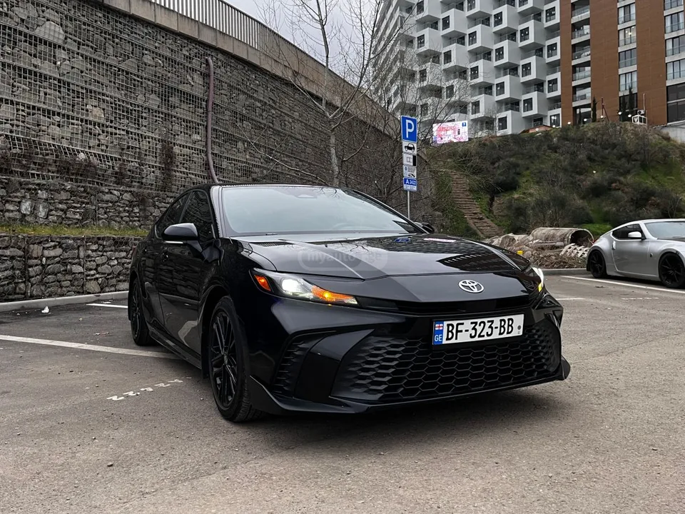 Toyota Camry SE 2025 — фото 1, купить с доставкой в Москву