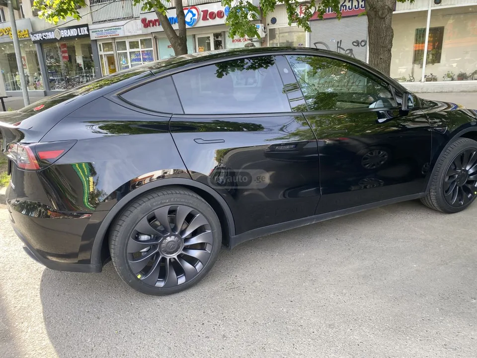 Tesla Model Y 2024 — миниатюра 3