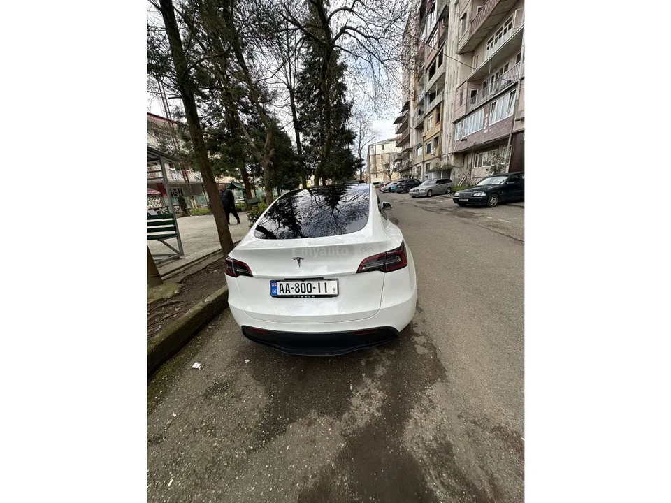 Tesla Model Y 2024 — миниатюра 2