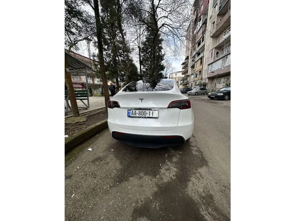 Tesla Model Y 2024 — миниатюра 4