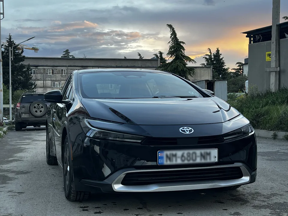 Toyota Prius Prime 2023 — фото 1, купить с доставкой в Москву