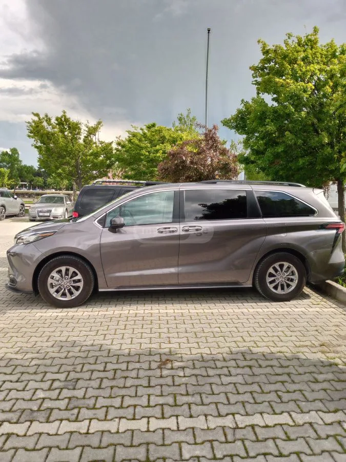 Toyota Sienna 2022 — фото 1, купить с доставкой в Москву