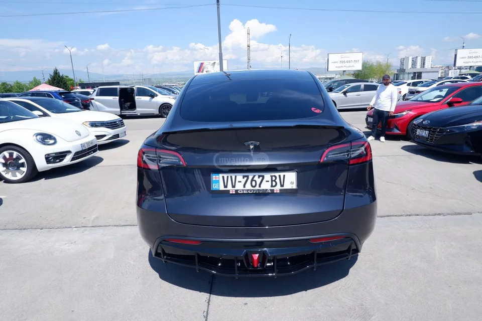 Tesla Model Y 2024 — миниатюра 2